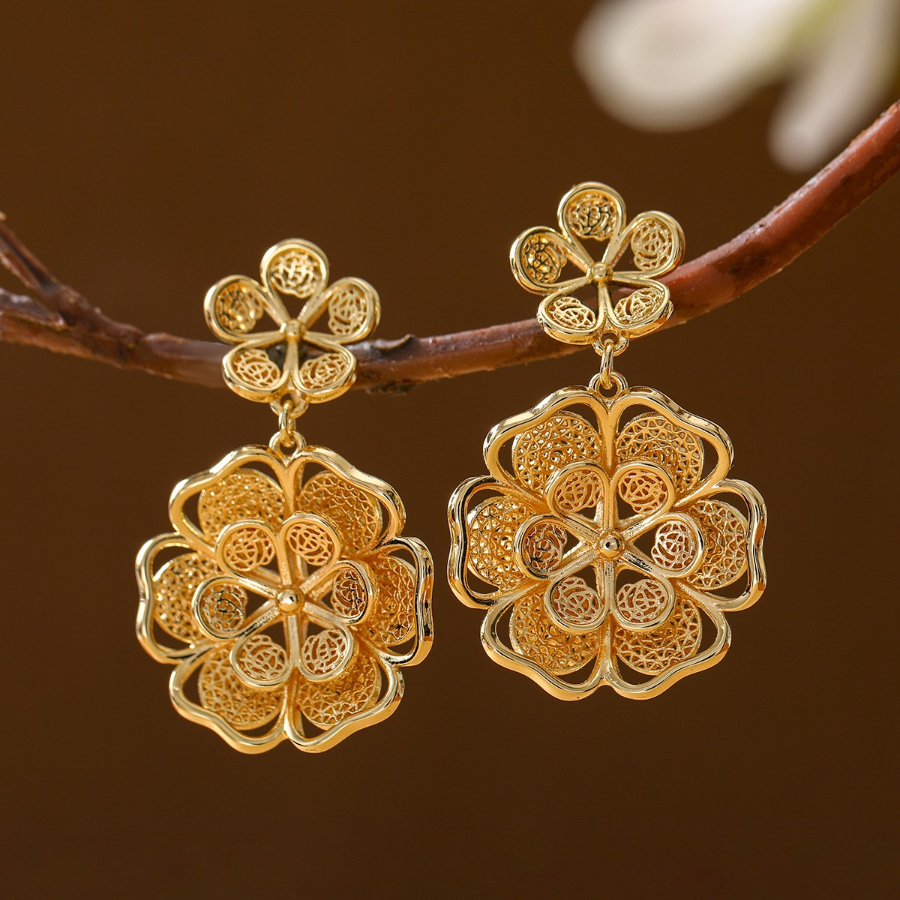 E-shop Retro Elegante Handwerkskunst Design Hohle Blumenform Anhänger Kupfer Damenohrringe Täglicher Pendel Party Passende Damenohrringe