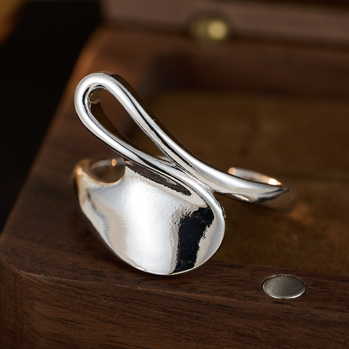 Ladies' Curved Twisted Open Ring, Contemporary Fashion Accessory