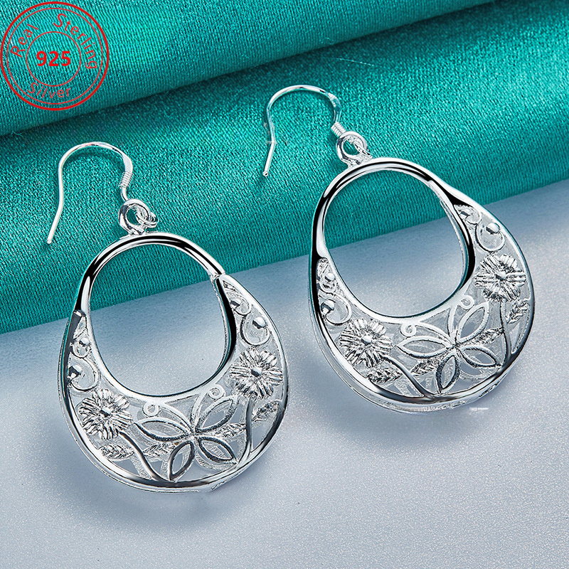 

A Pair -inspired Cutout Earrings With Low Allergenicity, Featuring A Fashionable And Minimalist Style Of Jewelry, Perfect As Gifts For Thanksgiving, Christmas, And Valentine's Day.