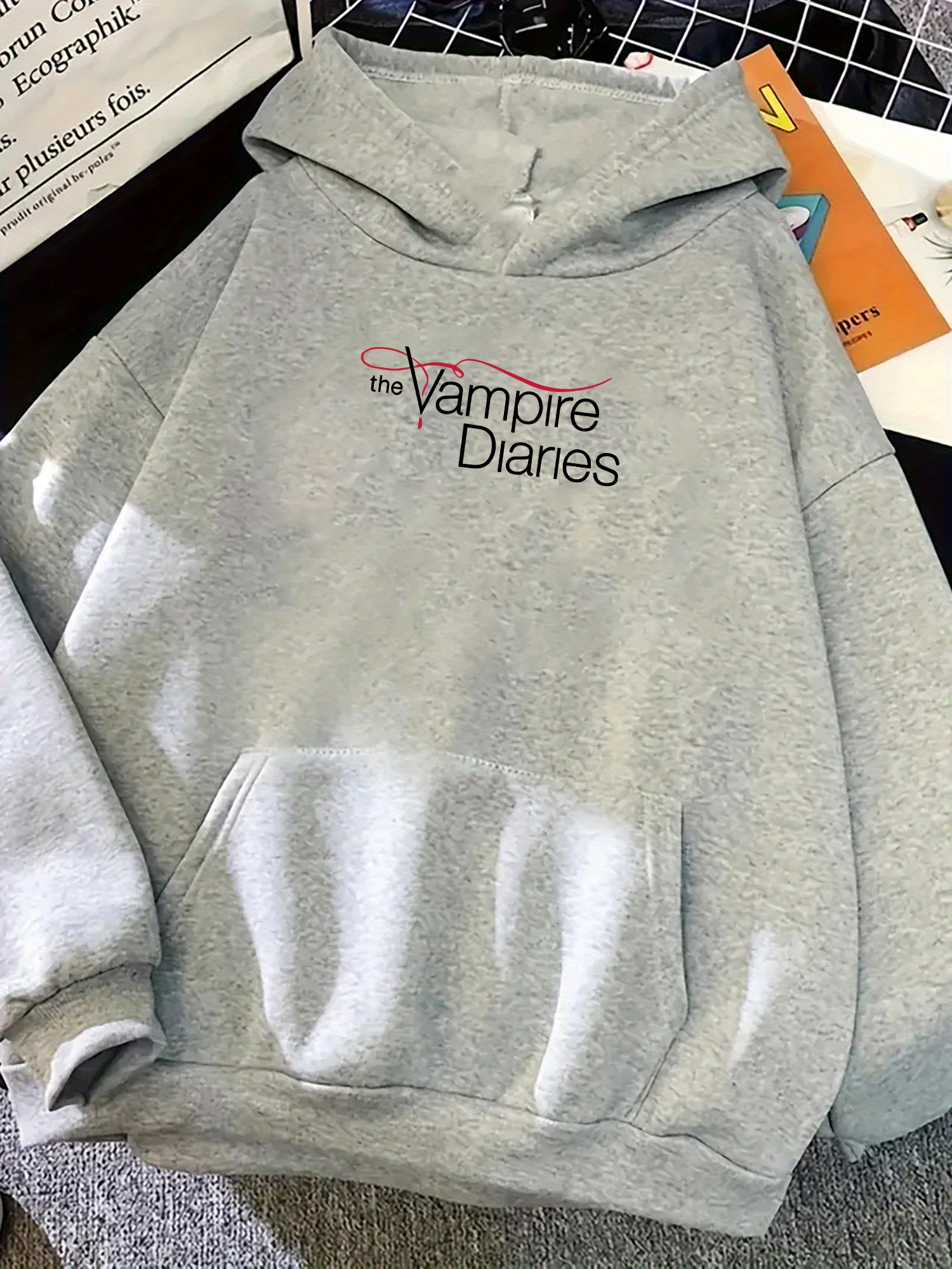 Hanorac cu glugă pentru femei - Design * cu fața vampirului, hanorac cu glugă moale pentru fanii TVD, îmbrăcăminte casual și evenimente tematice, îmbrăcăminte durabilă pentru femei, articole de fan, croială relaxată, material confortabil, hanorac cu 