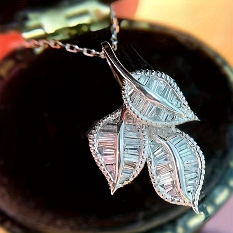 Image of Elegant Luxury Inlay Zirconia Leaf Pendant Necklace For Women Daily Casual Party Necklace Fashion Jewelry Gift
