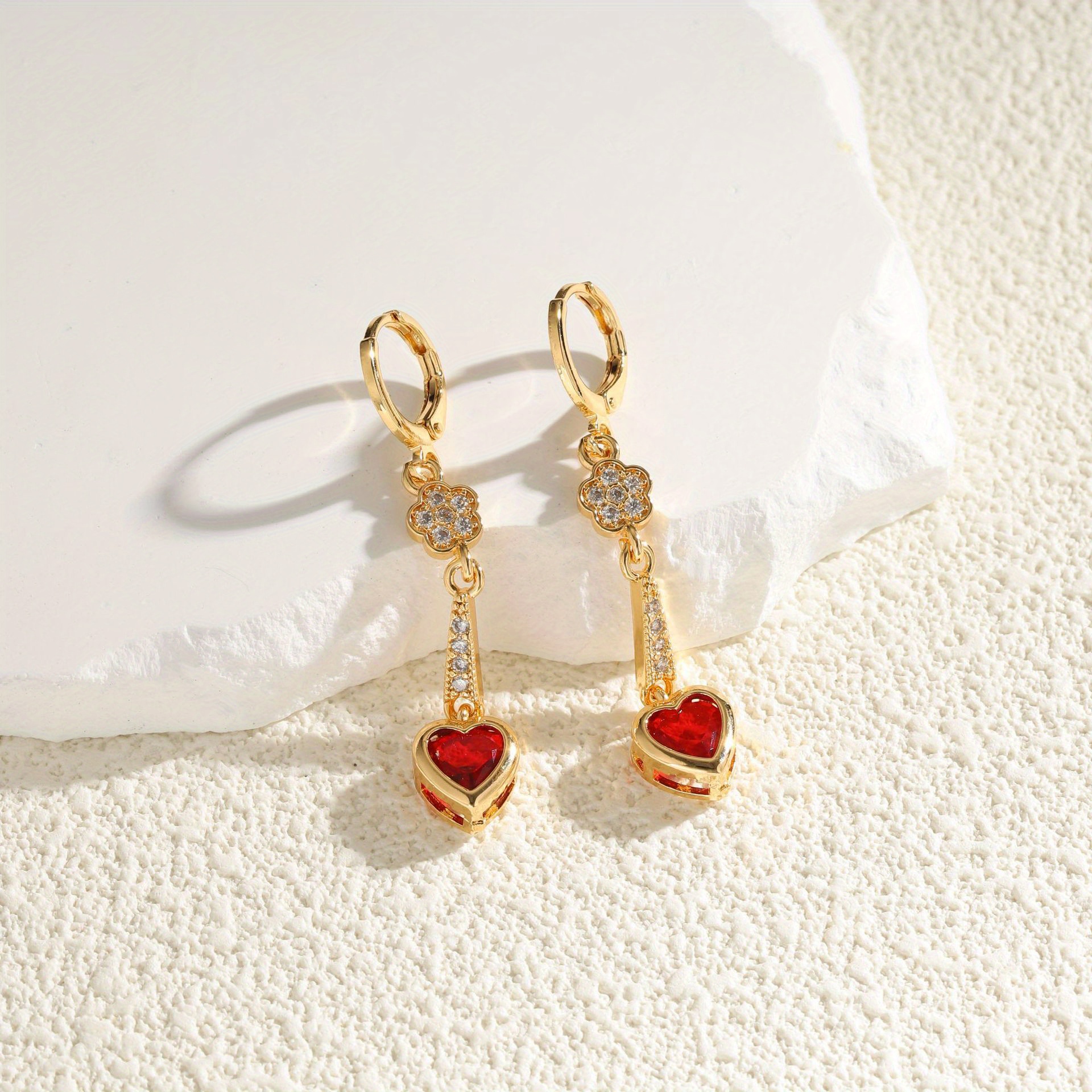 E-shop 1 Paar Elegante Goldfarbene Rote Herz- & Blumenohrringe mit Kubik-Akzenten – Vintage-inspirierter Damen-Schmuck für Freizeitkleidung, Niedliche