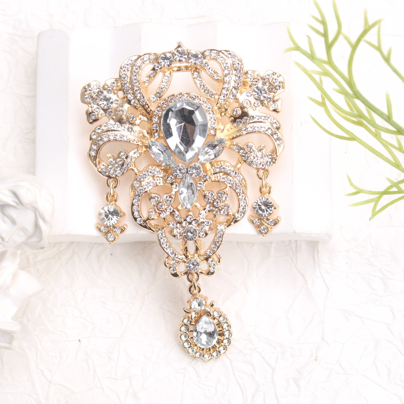 E-shop Klassische goldene Brosche mit Kristallen und Strasssteinen, stilvolles Retro-Accessoire für Damen, ideal zum Veredeln von Mänteln, Kleidern und