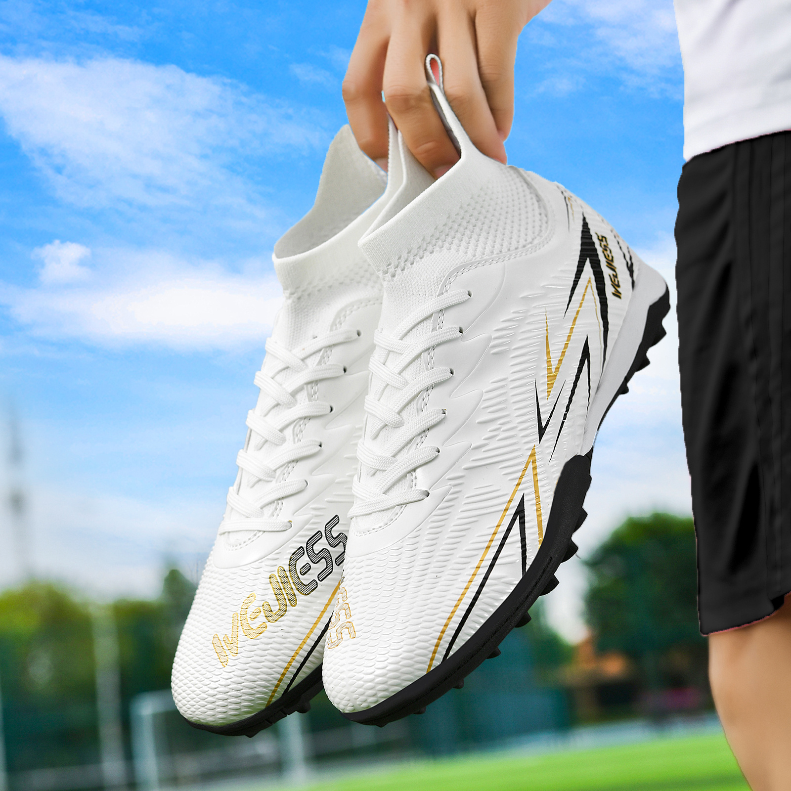 Zapatillas de fútbol transpirables de caña alta para parejas, zapatillas profesionales antideslizantes TF con clavos para hombres y mujeres, calzado de entrenamiento de competición para adultos, zapatillas de fútbol de césped ligero para estudiantes universitarios.