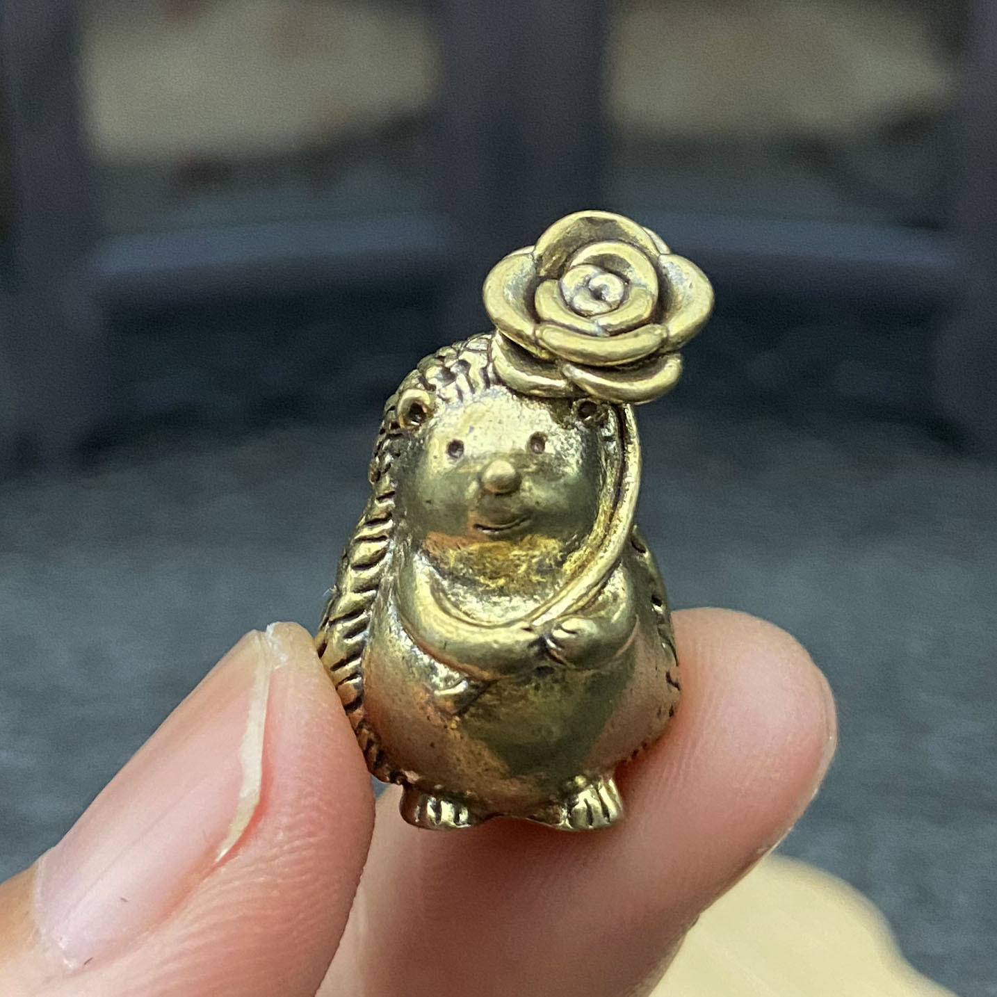 TEMU Solid Vintage-style Brass Rose Hedgehog Figurine Ornament, Minimalist Desktop Decoration, Dual-use For Adult Home And Office Decor, Warm Holiday