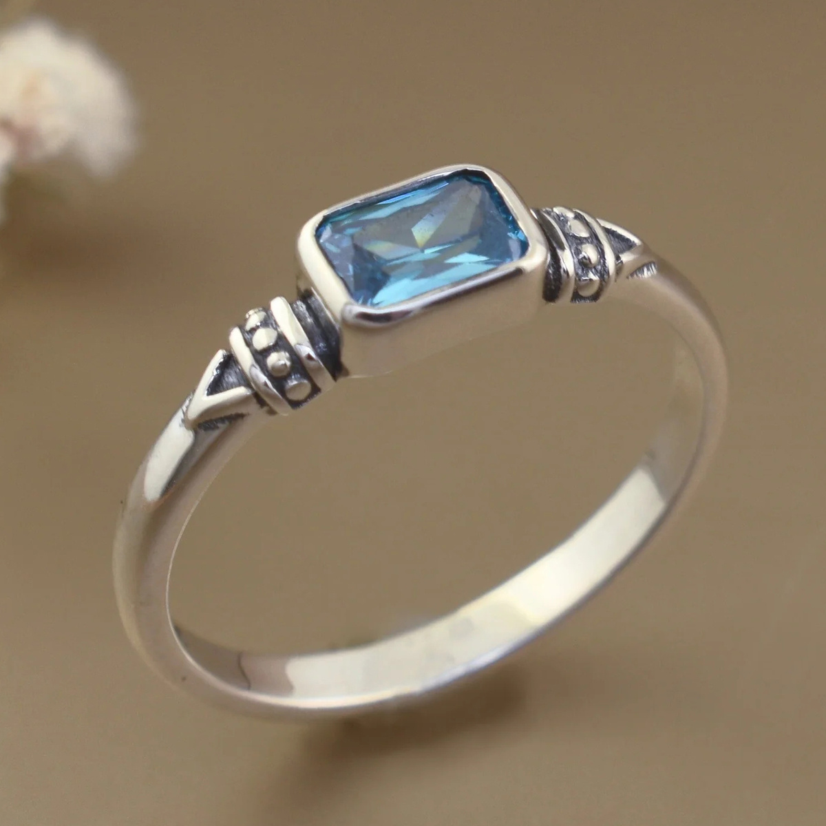 E-shop Ein bohemischer Retro hellblauer Ring aus synthetischem Zirkon und Kupfer für Teenager, breiter Ring, geeignet für den täglichen Gebrauch oder