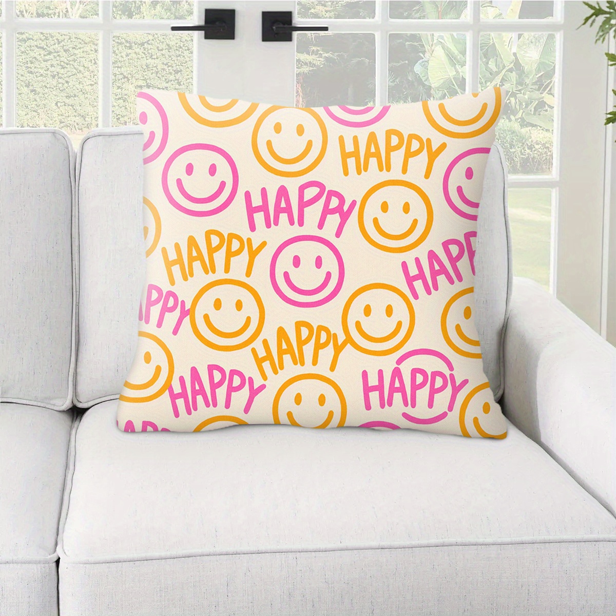 E-shop 2D Flat - Ein lebendiger Smiley-Gesicht-Kissenbezug in verschiedenen Größen, mit 2D-Flachdruck und einem puderorangeen HAPPY Smiley-Element. Es