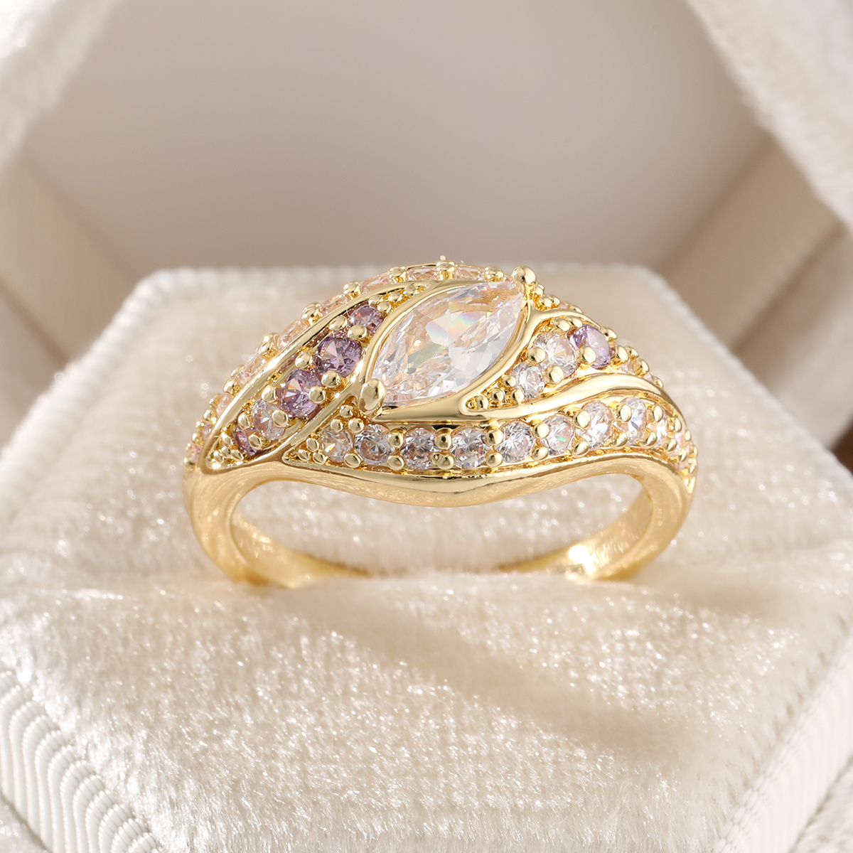 Women's Vintage Two-Tone Wave Pattern Synthetic Zirconia Ring