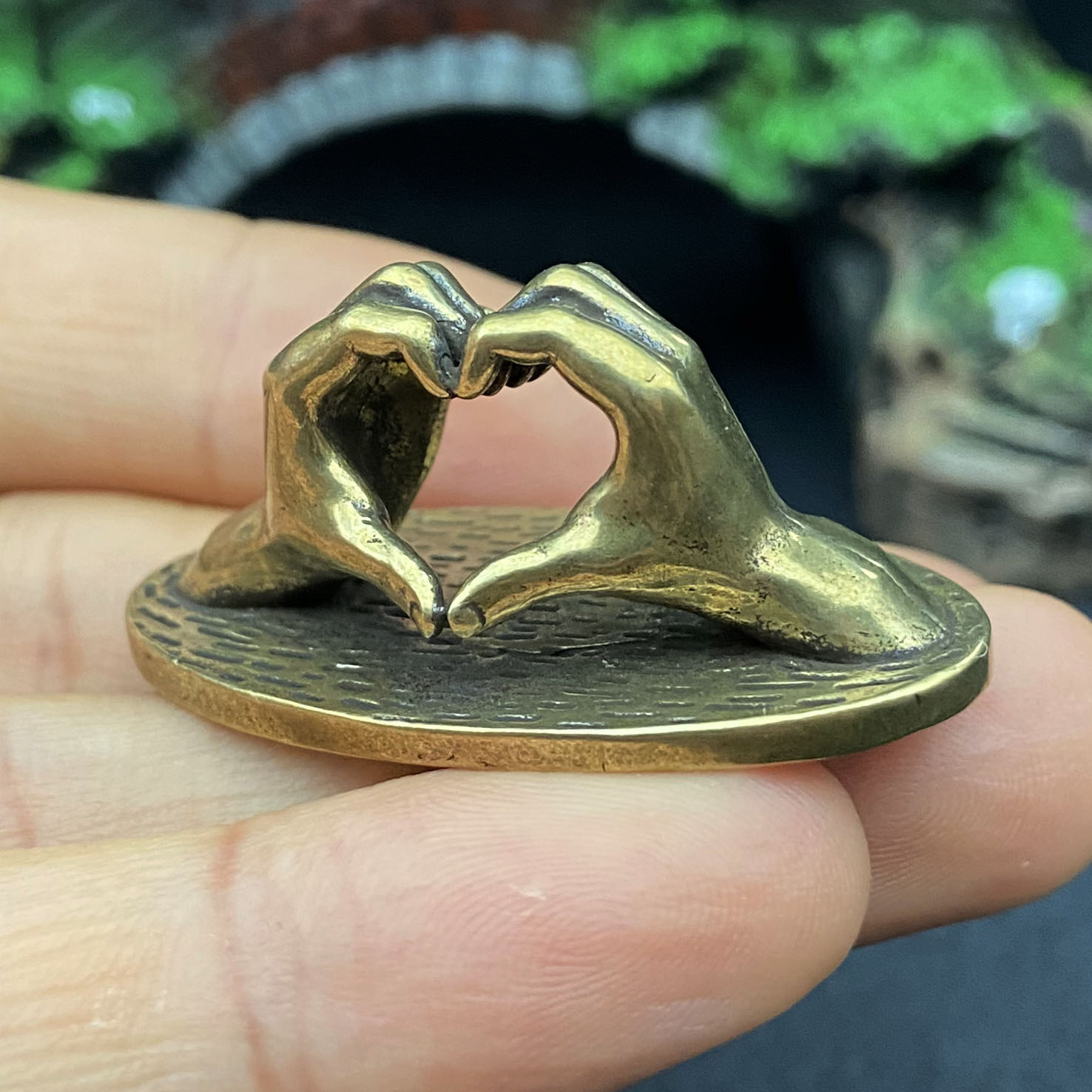 E-shop Kleine Statue aus massivem Messing mit Händen, die ein Herz bilden, Messingornament im Antik-Look, Design, 4 cm, Handpoliert, Dekoration für