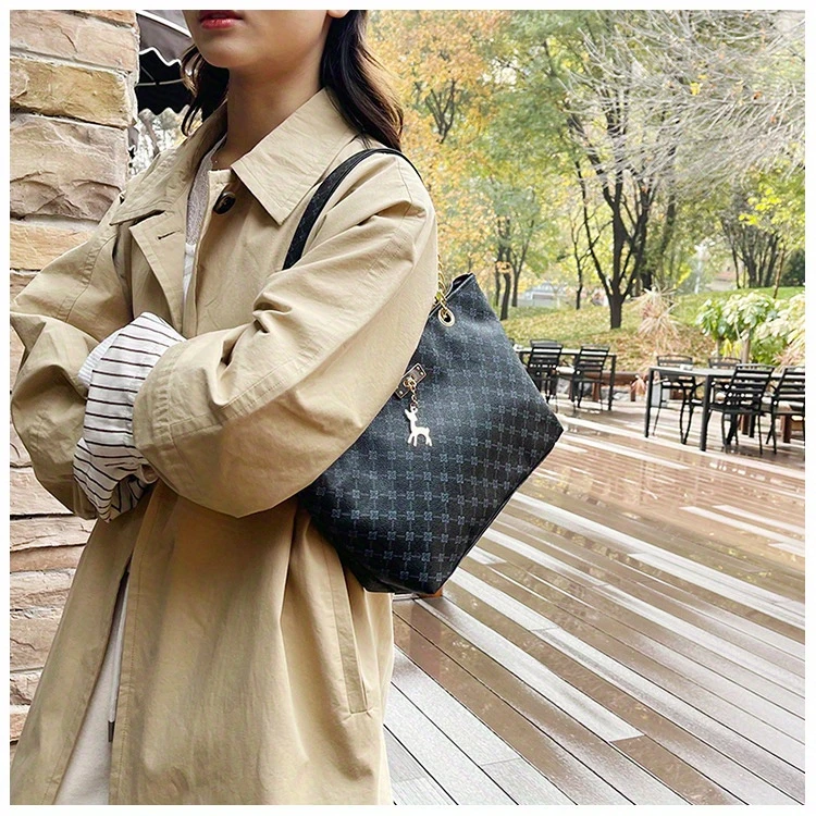 large capacity womens bag commuter retro stylish handbag shoulder bag niche tote bag details 3
