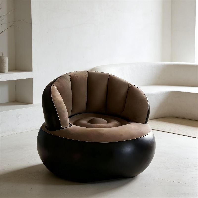 This Pumpkin-shaped Lounge Sofa Is a Refined Fusion of Eastern Aesthetics and Modern Comfort. Its Rounded Spherical Base Is Wrapped in Matte Black Leather, Exuding a Calm and Dignified Presence. The Segmented Backrest and Seat Surface Are Upholstered