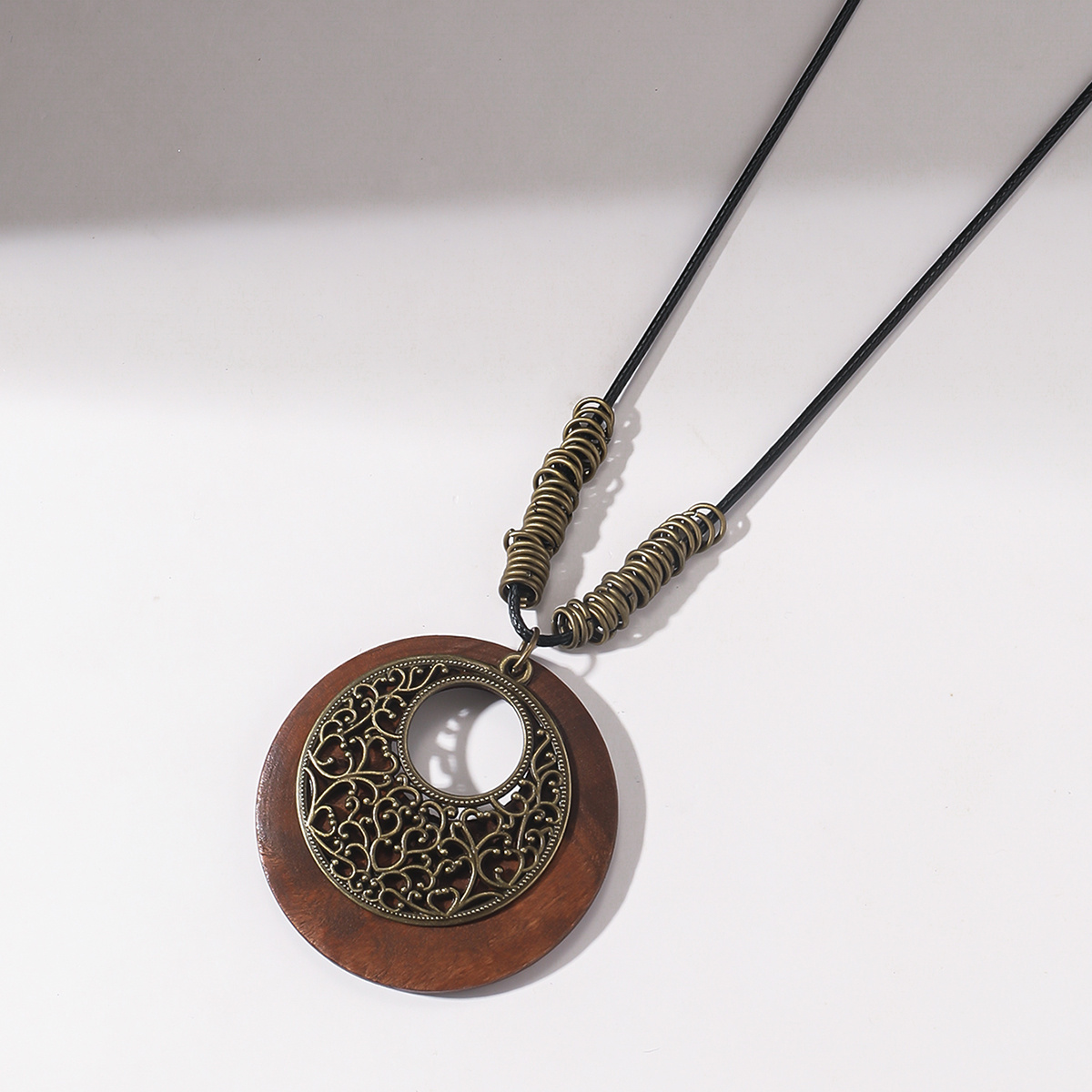 TEMU Collier pendentif rond vintage pour homme, collier long à cordon avec breloque en de style Vintage, bijou bohème pour pull automne-hiver