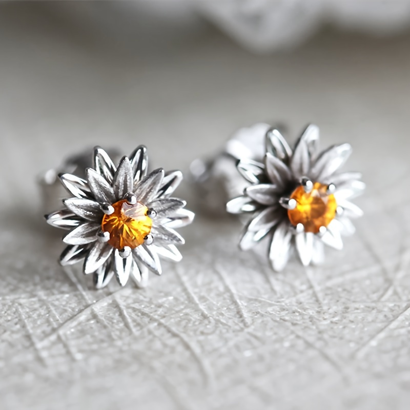 E-shop Elegante blumenförmige Ohrstecker mit Vintage-Zirkonia-Einlage, für Damen, die zu Banketten, Partys, Urlauben oder für den gehen. Ein