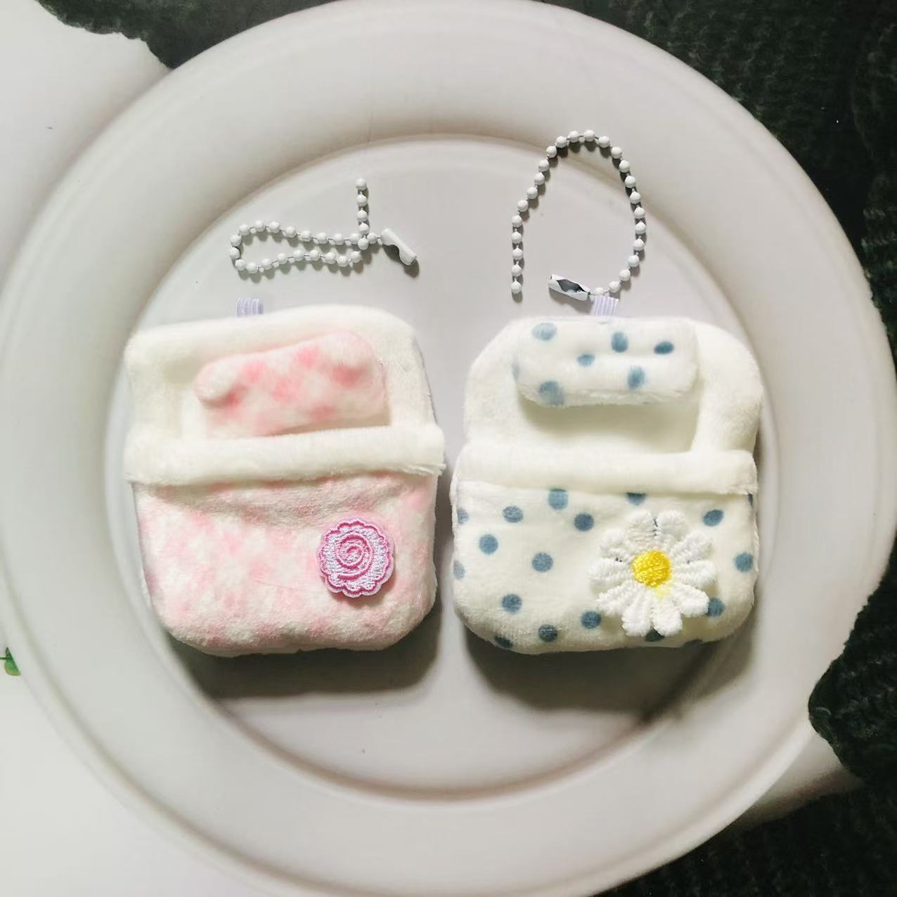 TEMU 2pcs, Small Plush Clover Blanket, Mini Sleeping Bag, Phone Additions, Phone Hanging Items, Ideal Gift!