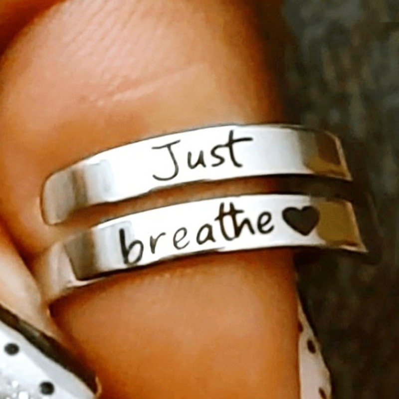 E-shop Einfache Klassische Handgeschnitzte Buchstaben Herz Verstellbare Ringe für Männer Frauen Casual Urlaub Partys Vielseitiger Schmuck Exquisite