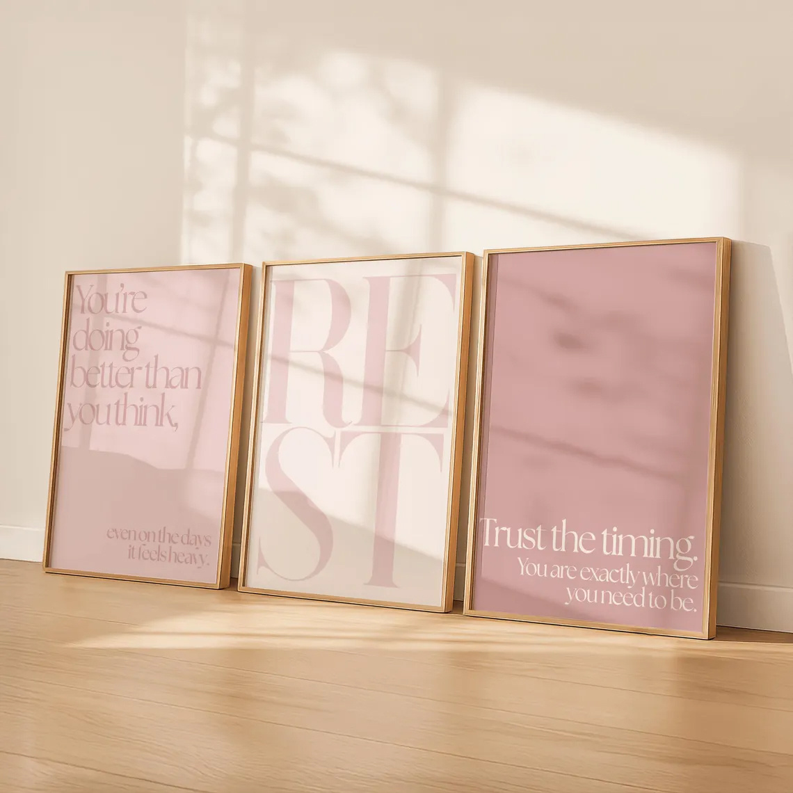 E-shop 2D Flat, 2D Flat, Drei-er Set, Wandkunst, Zeitgenössische Poster, Rosa Entspannungs-Zitate, Beruhigende feminine Schlafzimmerdeko,