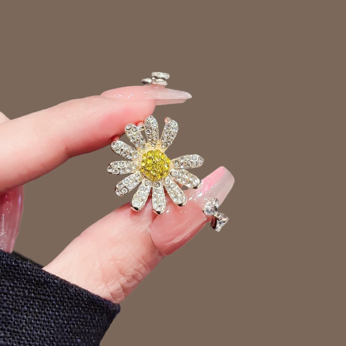 E-shop Strass-Gänseblümchen-Creolen-Haarspange, modische Haarkralle für halb hochgesteckte Frisuren, vielseitiges Haarkralle-Accessoire