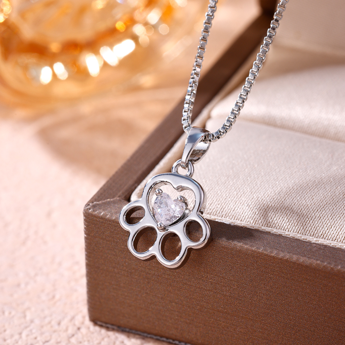 TEMU 1pc, Chaîne avec pendentif de patte de cœur creux en cuivre, Collier sur le thème des animaux de compagnie mignons, Convient pour un port toute