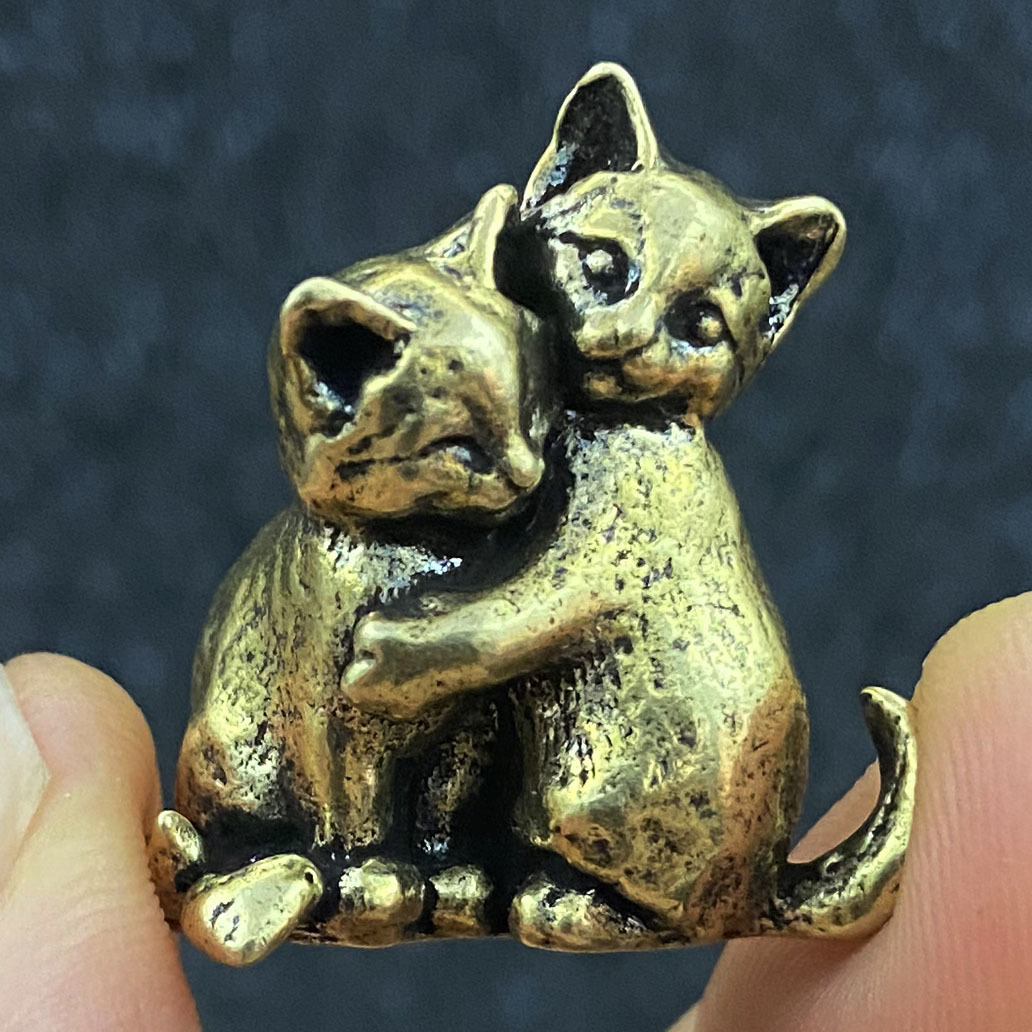 TEMU Collectible Figurines ，halloween 2 Embracing Cats Brass Figurine, Creative Solid For Office Desk Decor, Gift, Holiday, Christmas