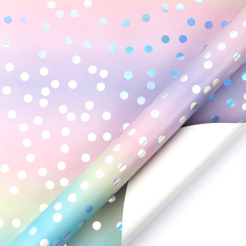 E-shop Eine Rolle glänzender, metallischer Farbverlauf-Geschenkpapier mit rosa, lila, blau und grün, weißen Polka Dots und Sternen, erhältlich in