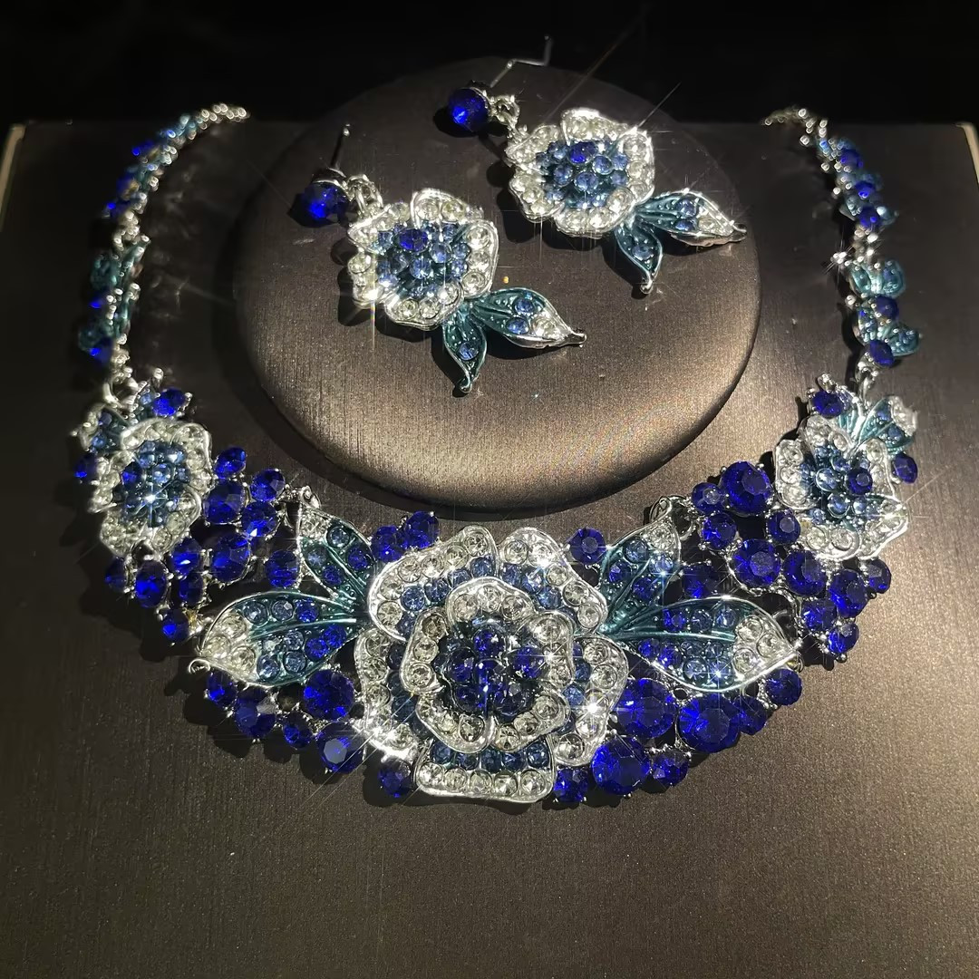 Ladies' Jewelry Set Including Earrings And Necklace, A Luxurious And Elegant Vintage Style With Versatile Additions, Perfect For Brides, Weddings, Banquets, And Parties