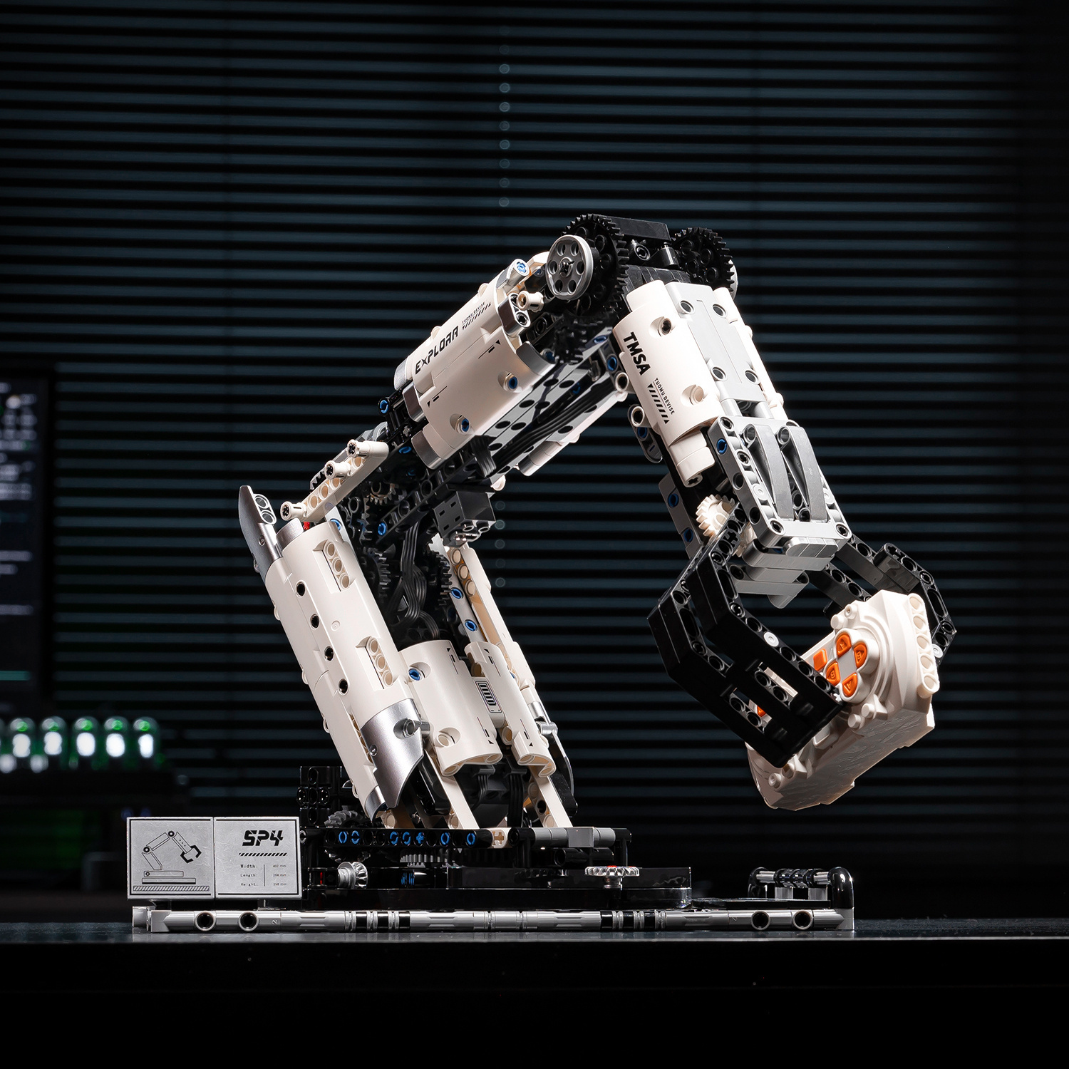 Sci-Fi Mechanical Masterpiece- 784pcs Smart Building Robot| 4-Motor 360° Rotation+ Gripping Arm+ Remote Control