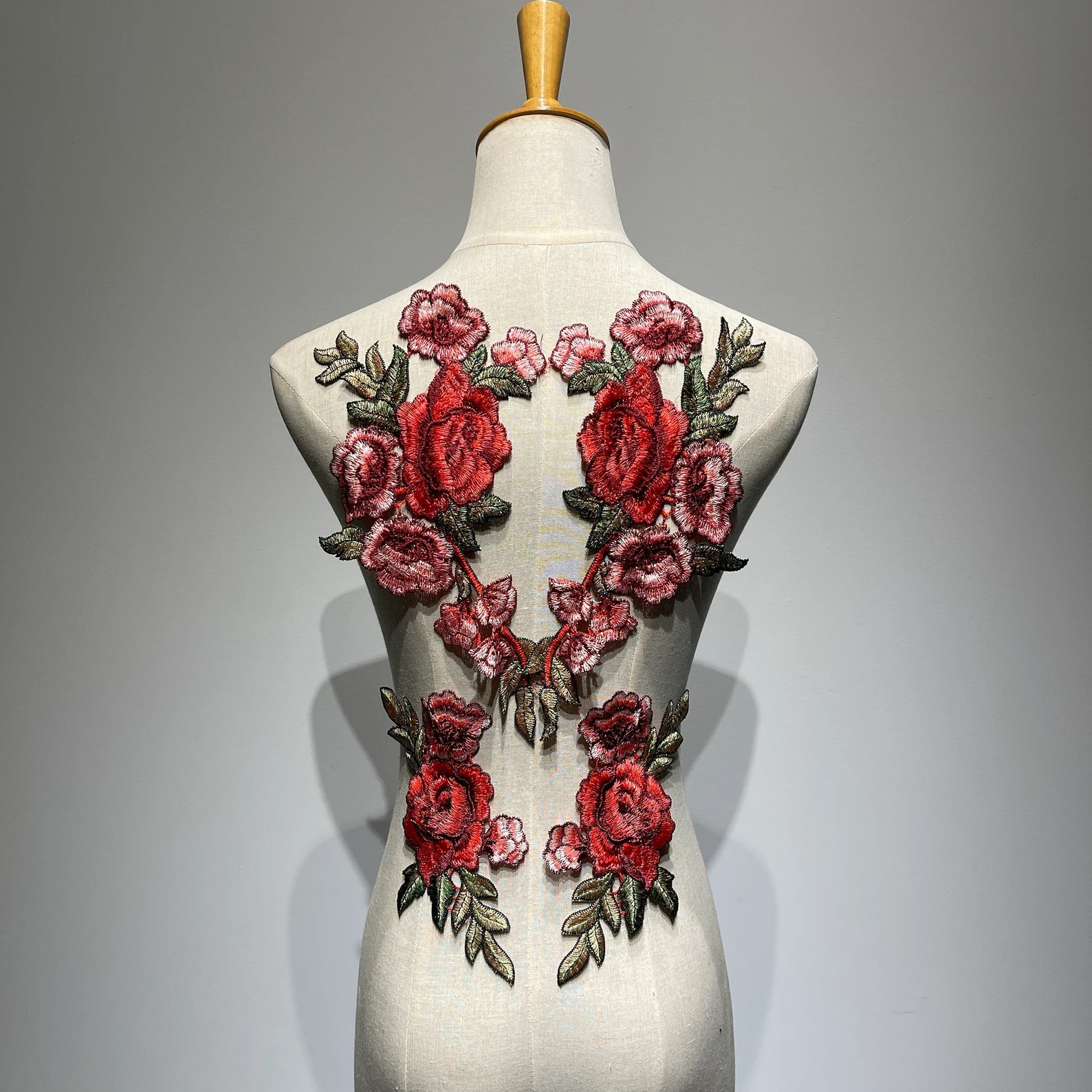 E-shop Set mit 4 roten floralem Stickerei-Patches - Schöne 3D-Nähstickerei, ideal für Kleidung, Cheongsam, Bühnenkostüme, Mode-Additions, Designs,
