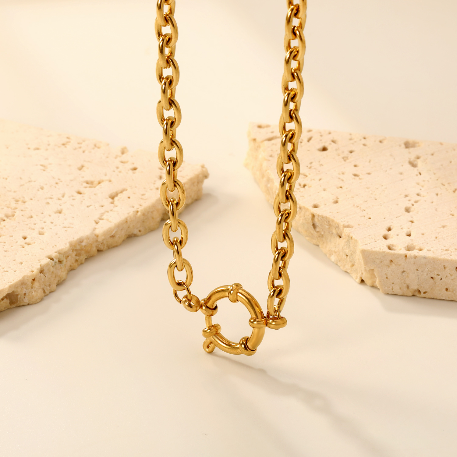 A Fashionable, Minimalist, Niche Stainless Steel 18k Gold-plated O-shaped Spring Pendant Necklace, With Sophisticated And Easy Everyday Clothing, Suitable For Parties, Banquets, And Music Festivals