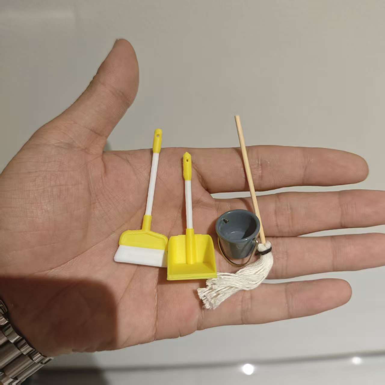 TEMU 1:12 Maison de Poupée Mini Ensemble d'Outils de Nettoyage, Balai Mop Pelle Seau Miniature Décorations Ajouts