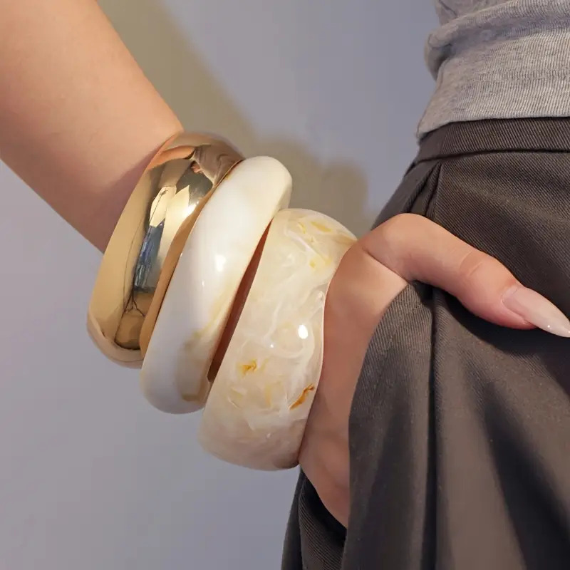 E-shop 3-teiliges Damen-Acryl-Armband-Set mit stilvollem asymmetrischem Design, beigen glänzenden breiten Bändern, geeignet für den Musikfestivals. Ein