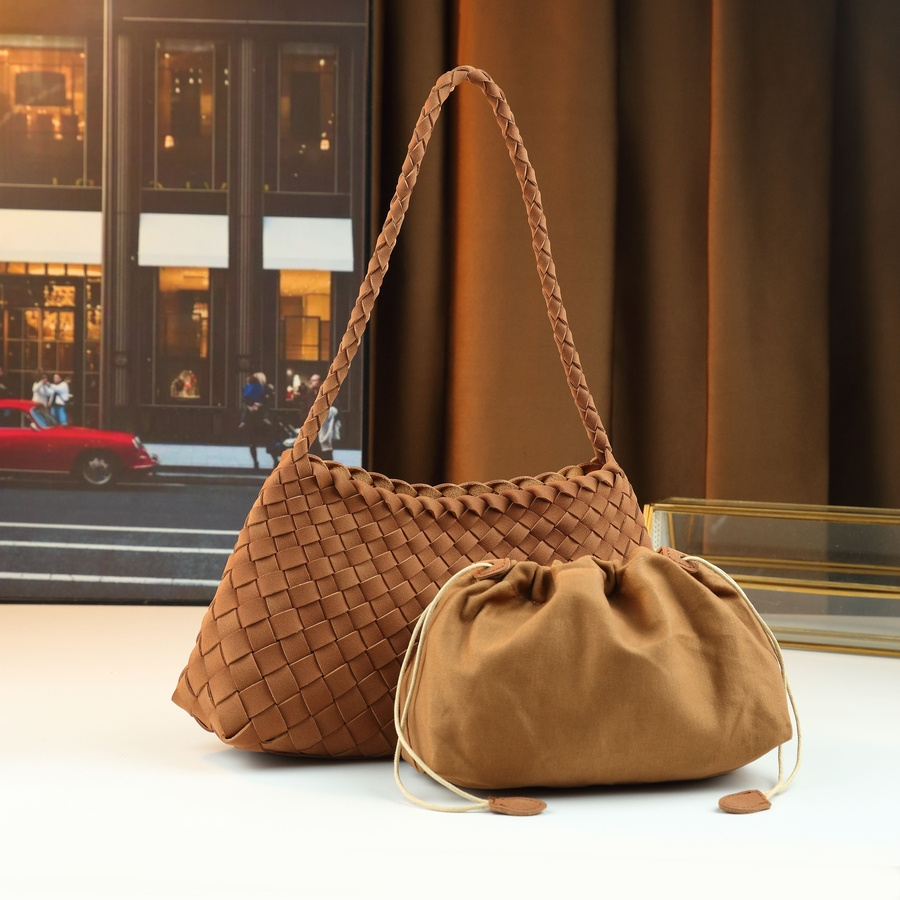 Mindia Handbag strap detail