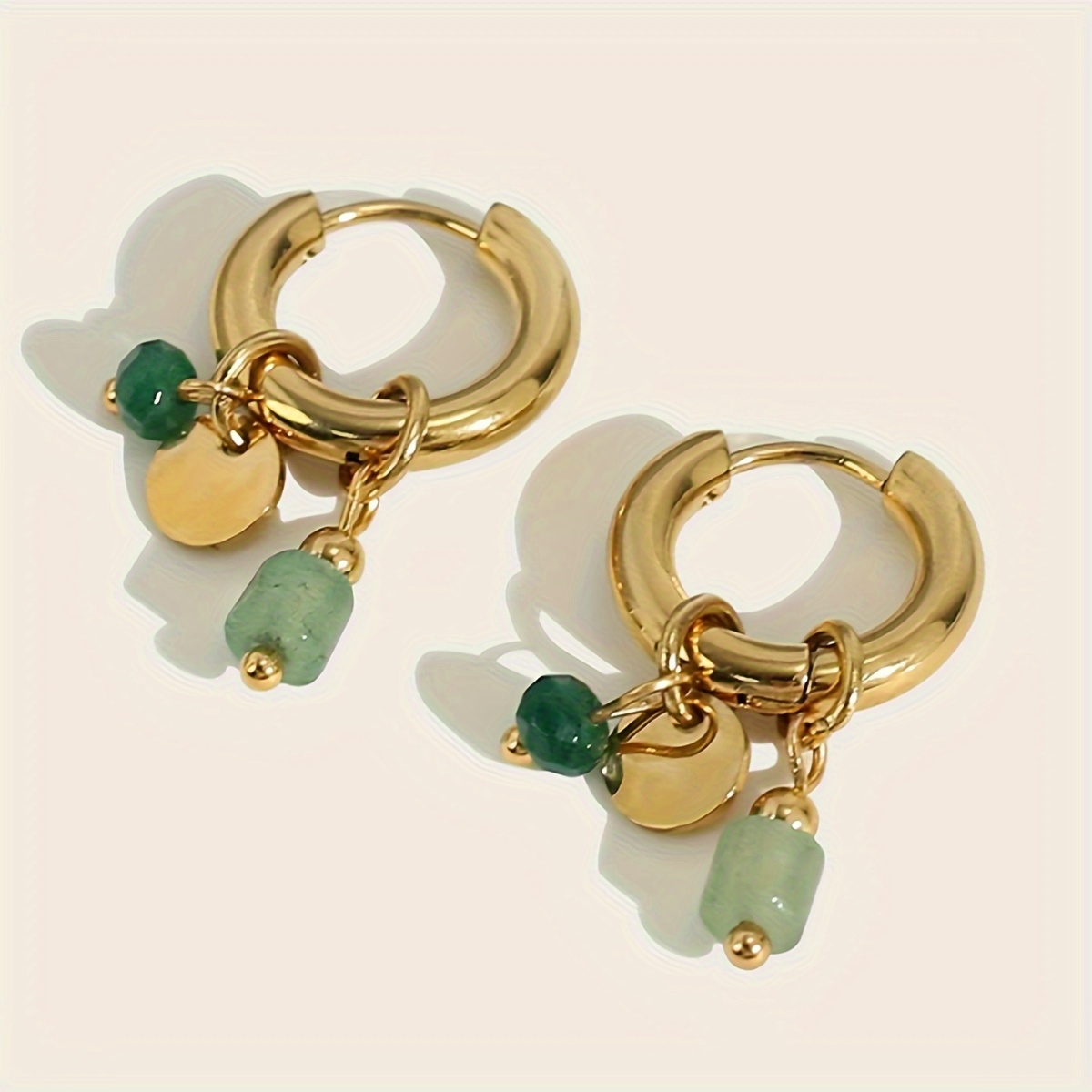 E-shop 1 Paar elegante grüne Naturstein-Hoop-Ohrringe – Goldfarbene Metallkreisohrstecker, hypoallergener Schmuck für & festliche Anlässe bei Frauen.