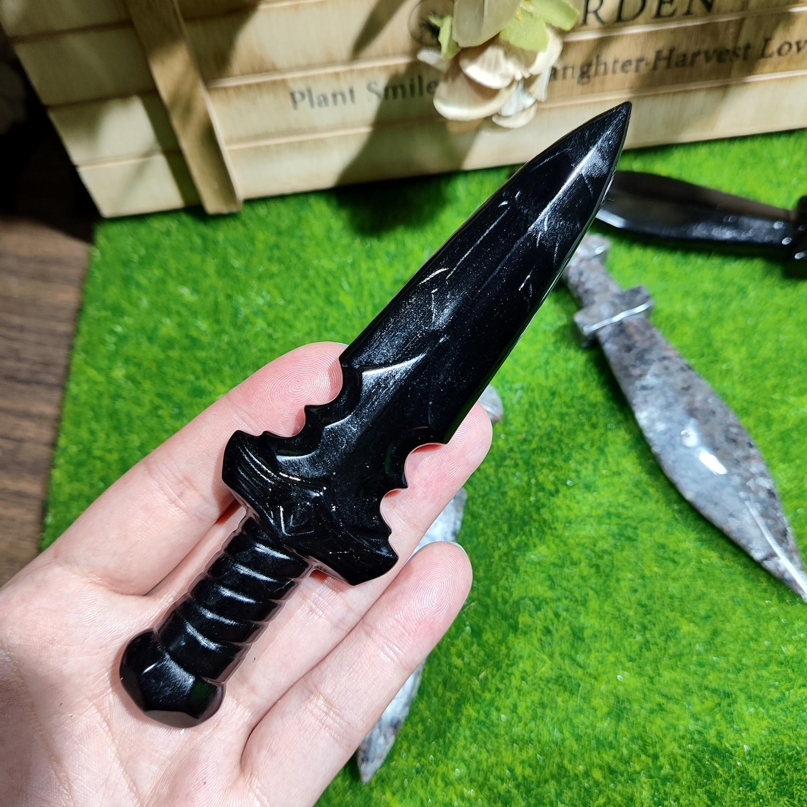 TEMU 1pc Natural Obsidian/yooperlite Sword Carving, Uv Reactive Crystal Carving, Gothic Desk Mineral Decor Gift, Gift For Halloween, Christmas,