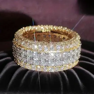 Anel de casamento de luxo para mulheres RYYM - Anel largo com revestimento dourado KC e pedras sintéticas de zircónia brilhantes, elegante lembrança de aniversário, noivado, presente de dia dos namorados - Jóias de luxo acessíveis para mulheres