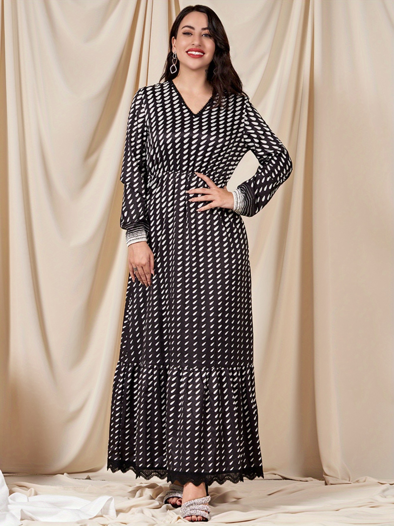 فستان ماكسي طويل الأكمام بتصميم هندسي مستوحى من المشاهير أسود وأبيض