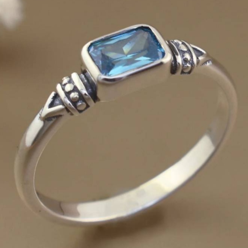 Vintage Ladies' Fine Ring with Geometric Triangle Pattern