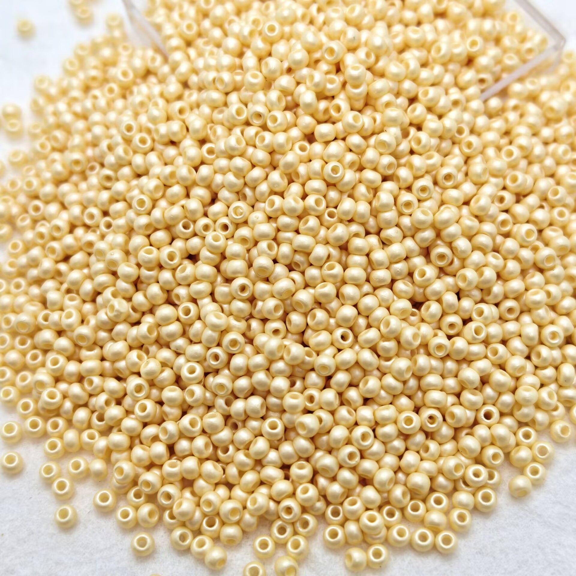 600pcs Round Glossy Glass Seed Beads for Jewelry Making