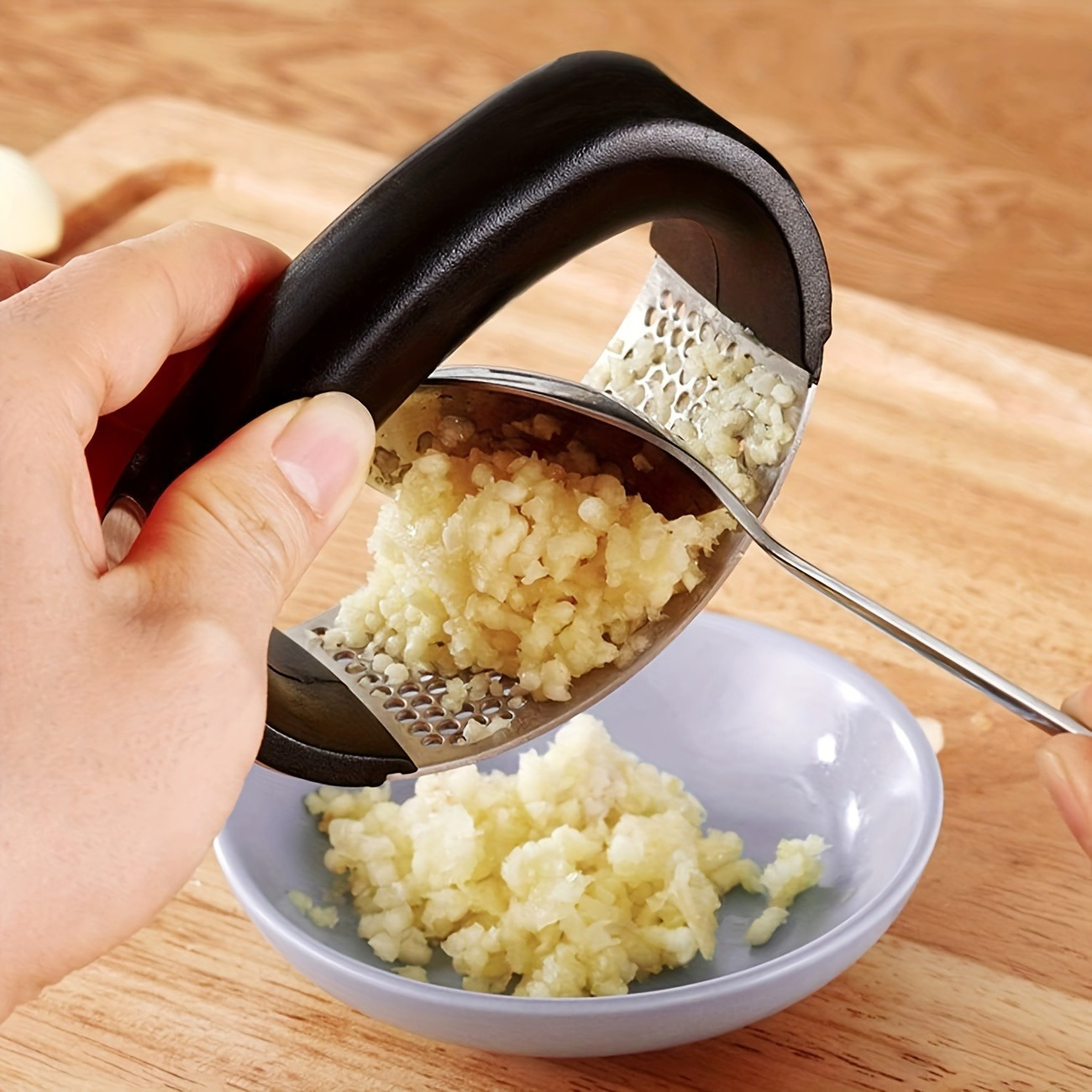 Stainless Steel Garlic Press - Easy-to-Use Rocker Crusher, No Electricity Needed, Durable Kitchen Tool for Garlic, Fruits, and Meat, Ergonomic Handle for Effortless Crushing, Perfect for Wooden Cutting Boards, Food Preparation | Ergonomic Design | Easyclean Material
