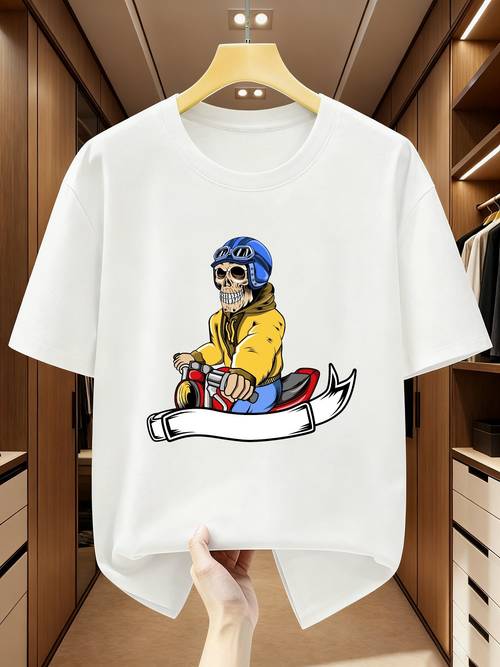poza articolului tricou cu mânecă scurtă cu craniu purtând cască și călărind un scuter