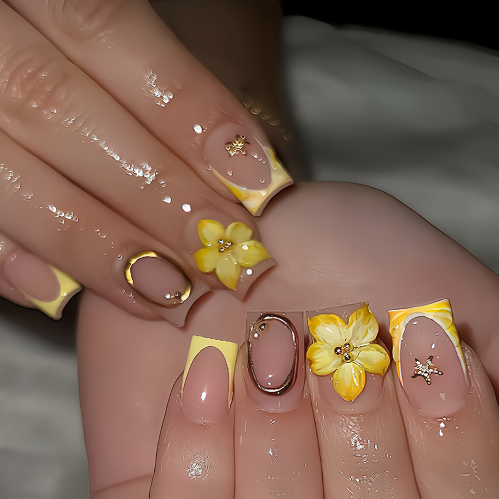 E-shop 24 Stk. quadratische gelbe Kunstnägel zum Aufkleben mit glänzendem Blumen- goldenen Streifenmuster, geeignet für den Dates, Geschenk für Frauen,