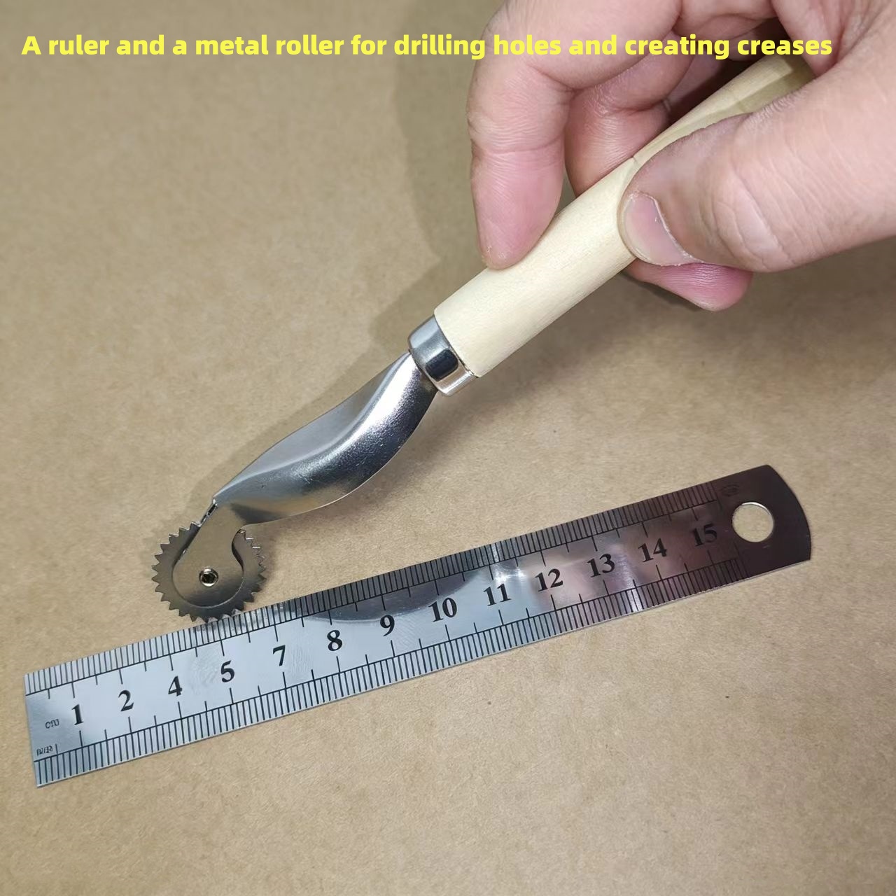 TEMU 1 regla más 1 marcador de rueda de metal, una herramienta para perforar y hendir con un mango de madera duradero. Adecuada para manualidades de