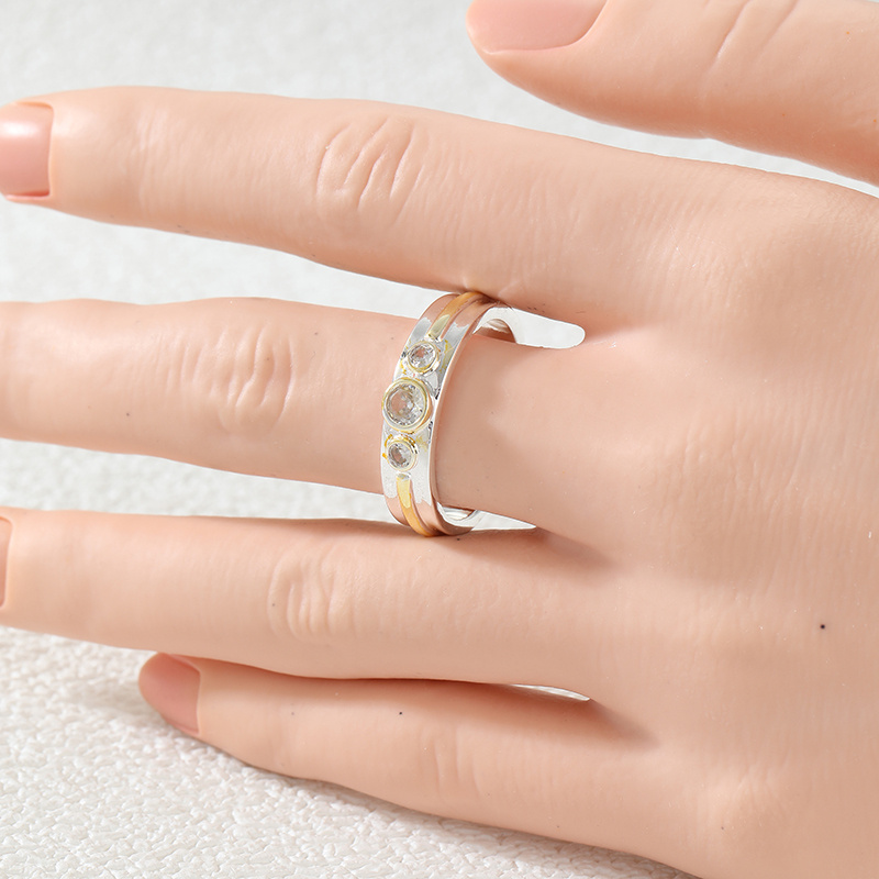 Fashionable Two-Color Easy Ring with Synthetic Zirconia