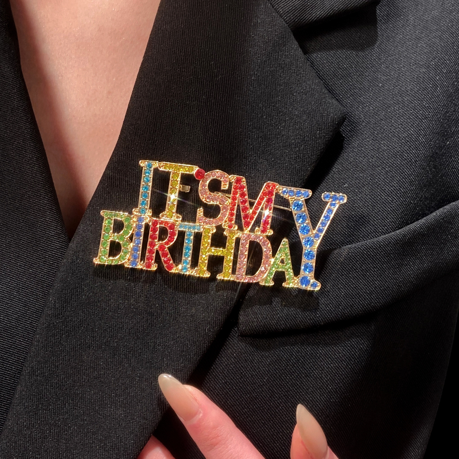 E-shop Luxuriöser "Es Ist Mein Geburtstag" Broschen-Pin - Eleganter Strassbesetzter, Legierung Modeschmuck für Männer & Frauen - Ideal für Party- &