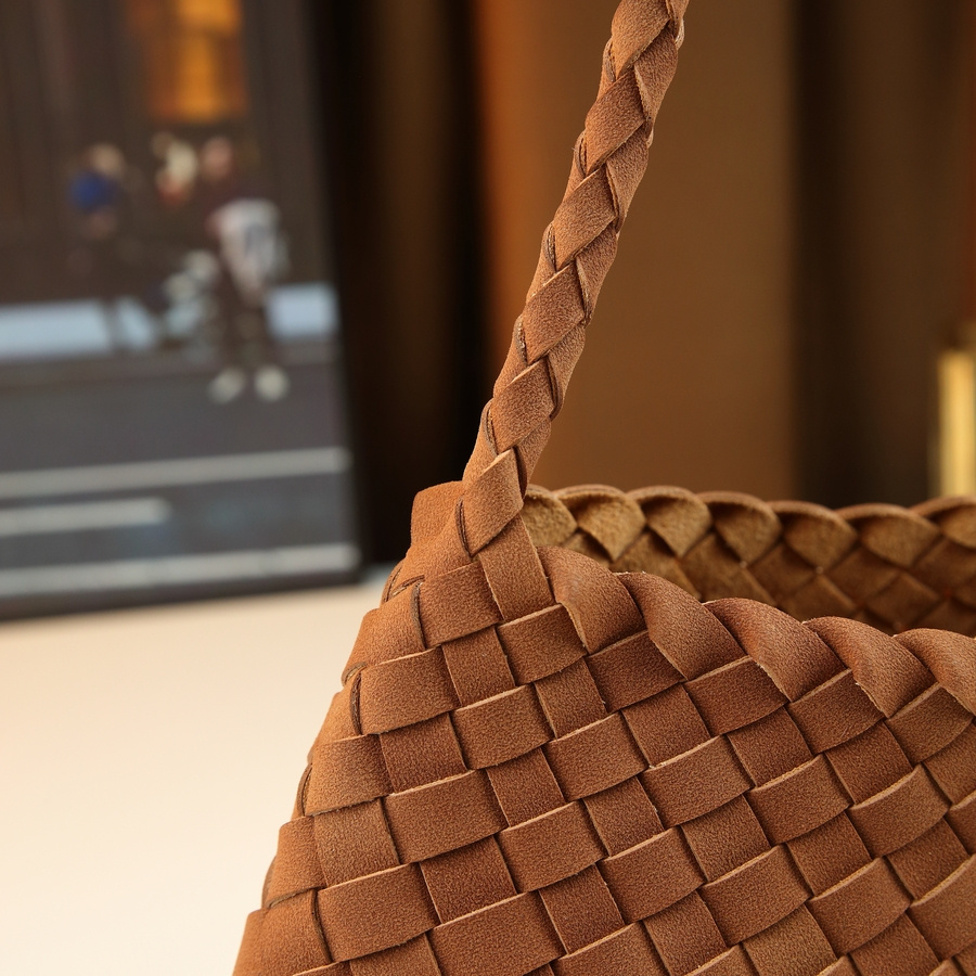 Mindia Handbag zipper detail