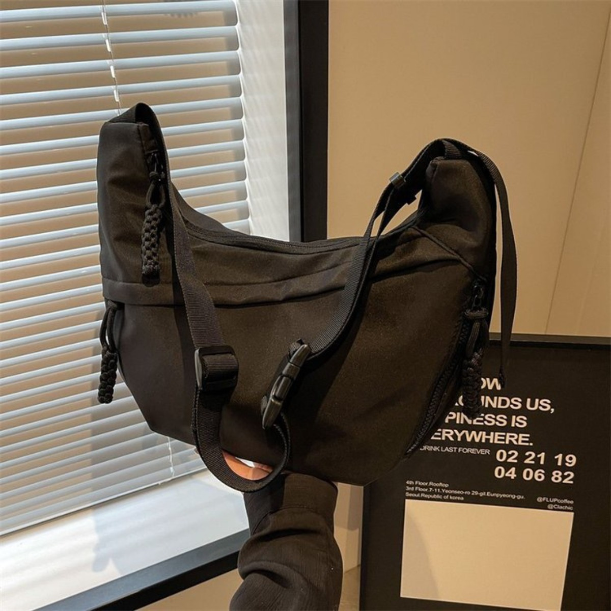 E-shop Damen Oxford Stoff Umhängetasche - Schwarze lässige Schultertasche mit mehreren Fächern, Reißverschluss und abnehmbarem Schultergurt, geeignet