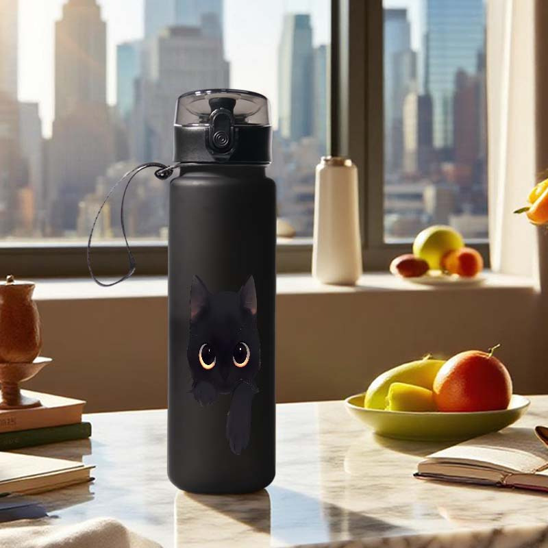 750ml/25.4oz Bouteille de voyage en forme de visage de chat noir - Design de chat mignon avec des yeux expressifs, couvercle étanche et boucle de transport - Tasse en PC durable pour le bureau, le camping, les cadeaux de remise des diplômes - Parfait pour les amateurs de chats et l'utilisation quotidienne, Bouteille d'eau de chat noir, Tasse de voyage à café