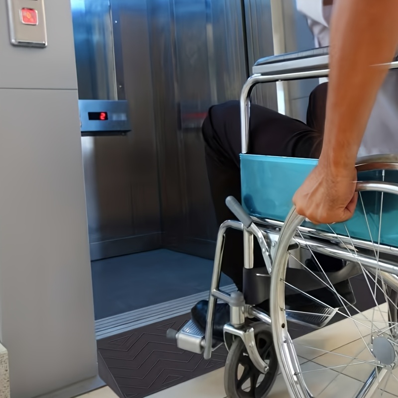 подлога за рампа за скали за внатрешна употреба, не се потребни клинци за инсталација, дизајнирана да спречи гребнатини на праговите на вратите, овозможува   качување, погодна за декоративни ленти за водење брзина за прилагодување на рабовите на праговите, идеална за внатрешна употреба Детали за производот 3