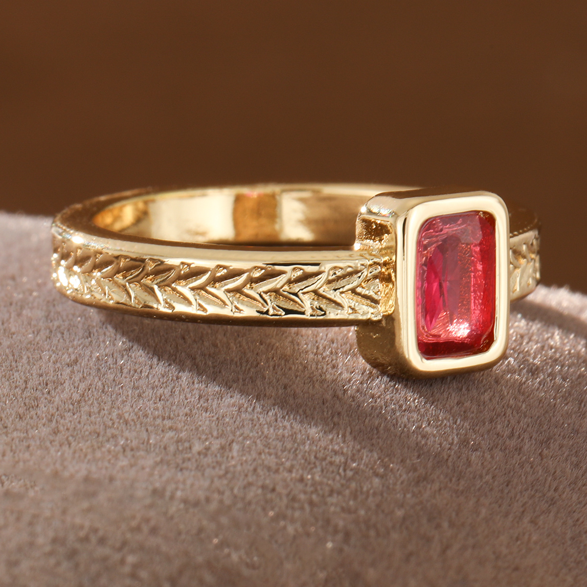 Women's Wheat Bundle Relief Pattern Ring with Synthetic Gemstone