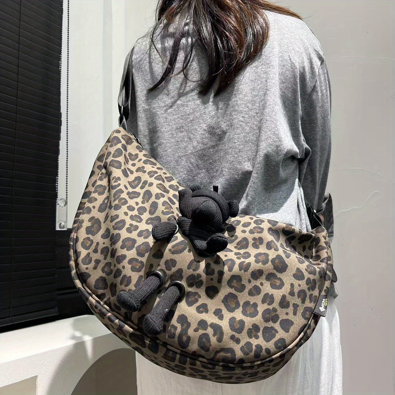 

Sac Bandoulière Imprimé Léopard pour Femmes avec Bandoulière Ajustable & Charme de Peluche - Sac Bandoulière en Nylon Marron pour Sorties Décontractées, Mini Sac à Main