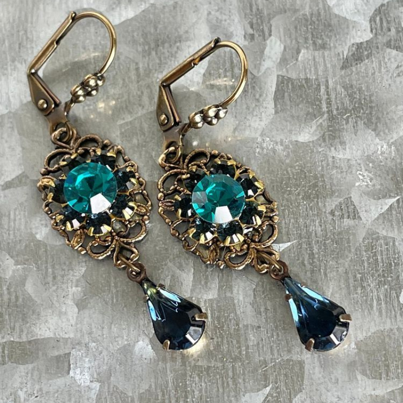 Women's Vintage Oval Carved Floral Teardrop Earrings